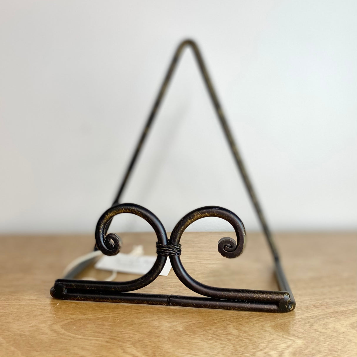 Scroll Plate Stand