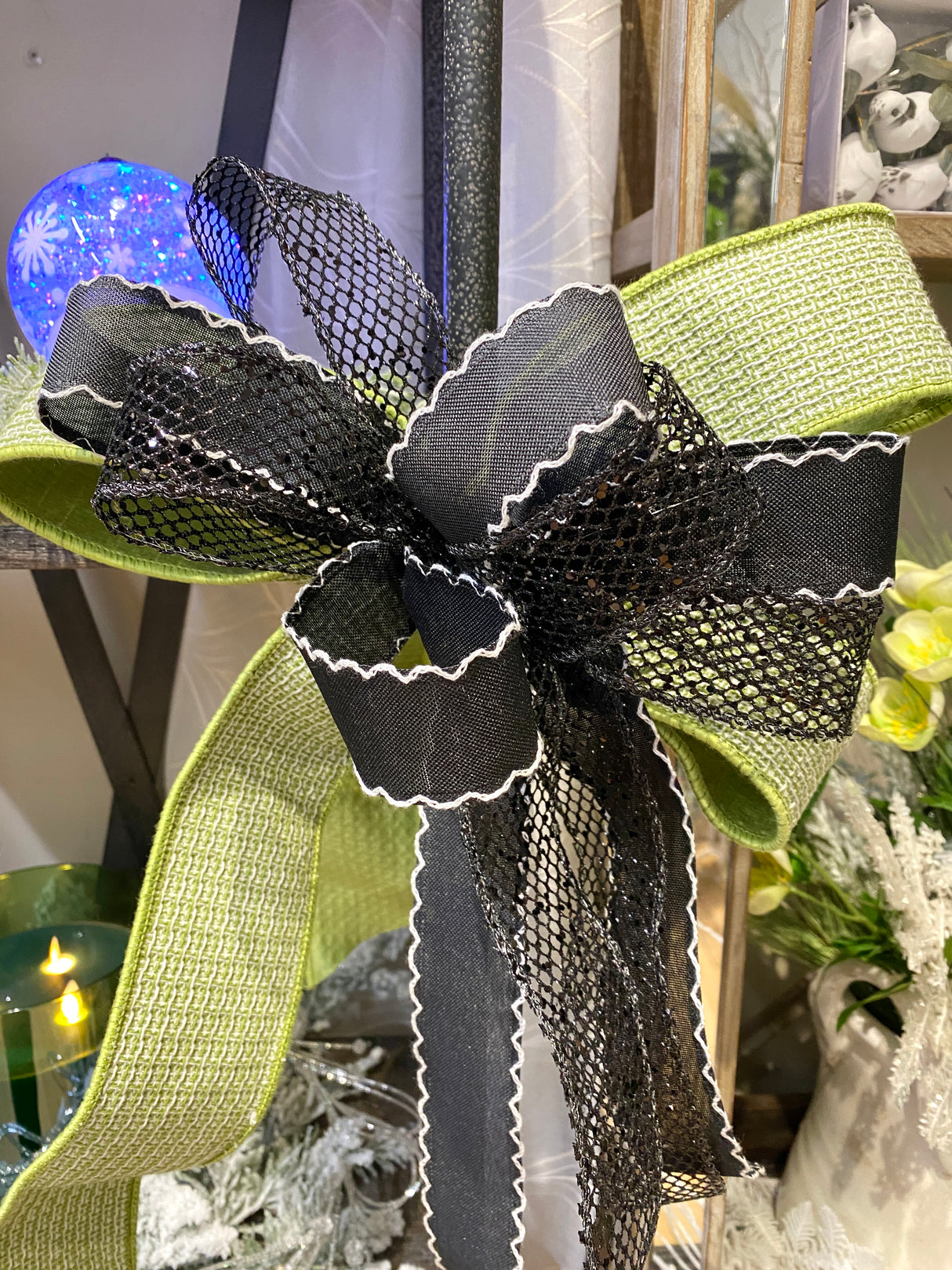 18" Merry And Midnight Bow