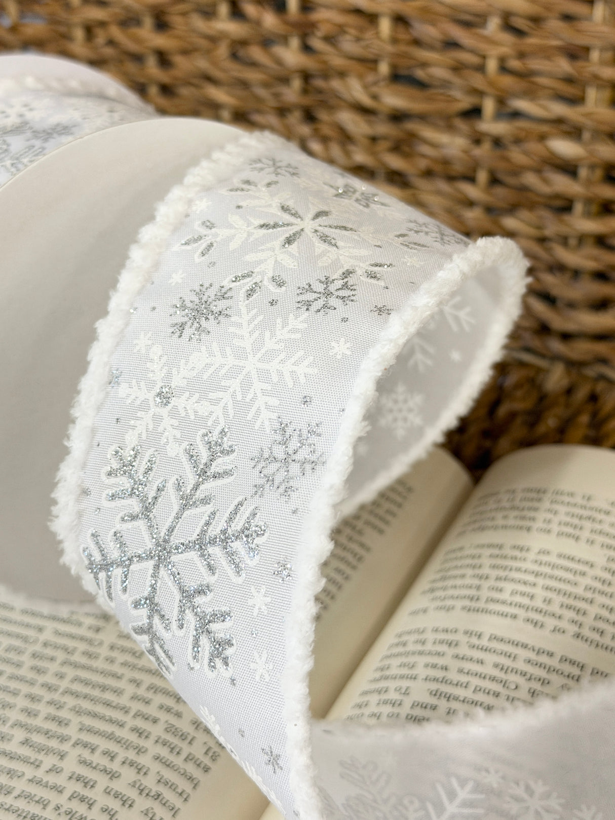 2.5" White Snowflake Snow Edge Ribbon Bolt