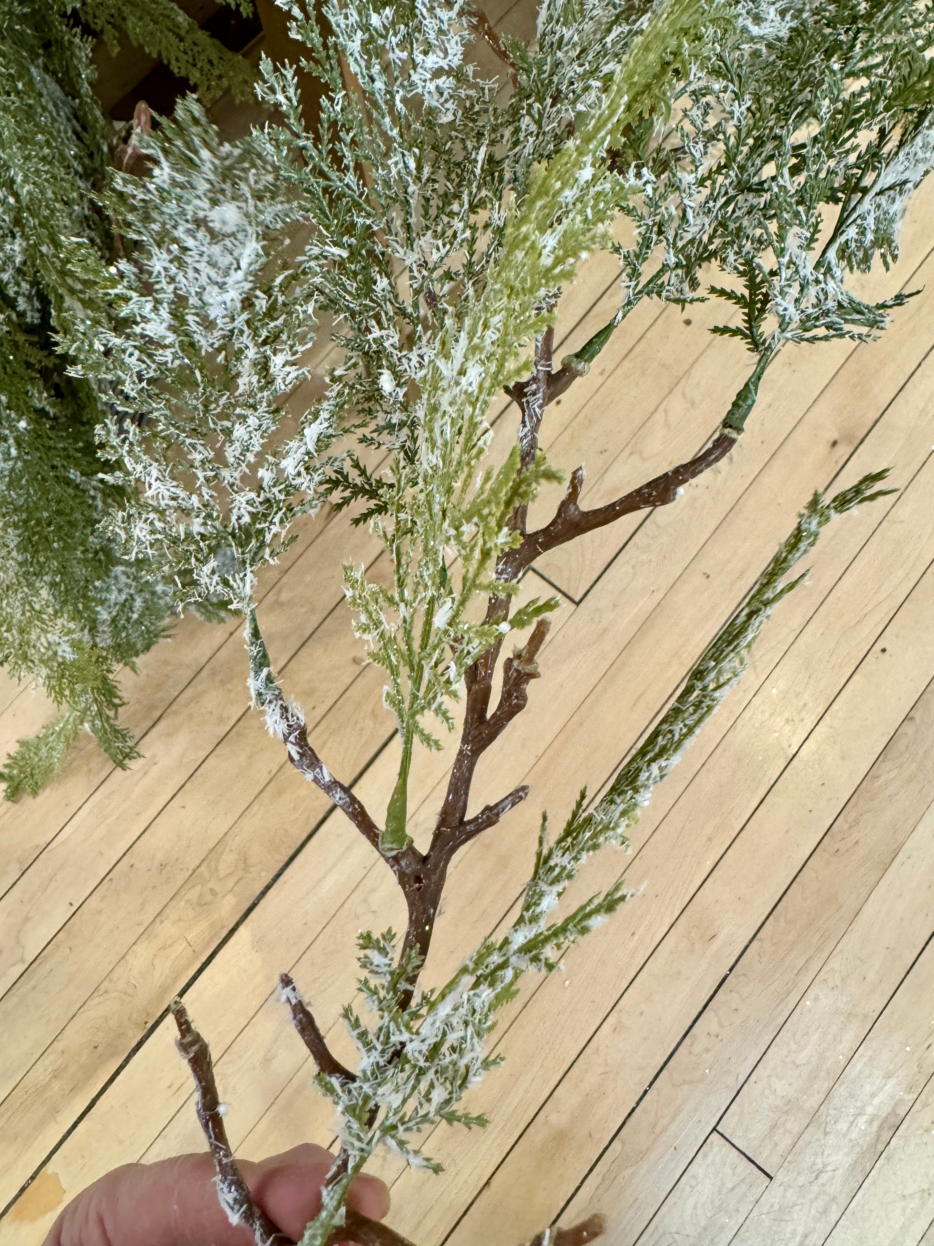 Regency Cedar Garland - Thumbnail 3